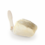 Un bloc de beurre de karité brut, bio, non raffiné, emballé dans du kraft avec une spatule en bois
